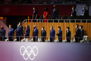 【動画】天皇陛下の開会宣言中も菅首相と小池都知事が着席で不敬すぎる！世間の反応も！