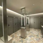 歌舞伎町タワーのトイレを設計したデザイナーは誰？ジェンダーレストイレの使いにくさが問題に！